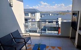 Spacious 2 Bedroom Apartment In Carslwald, Midrand - Business And Family Friendly - 2 Elizabeth Place